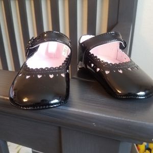 Black polished baby shoes